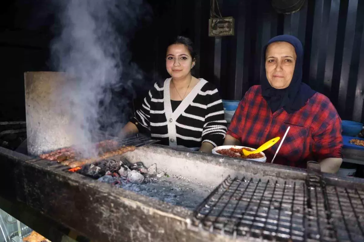 Deprem Sonrası Açılan Kebap Dükkanı: Anne ve Kızın 3 Yıllık Mücadelesi