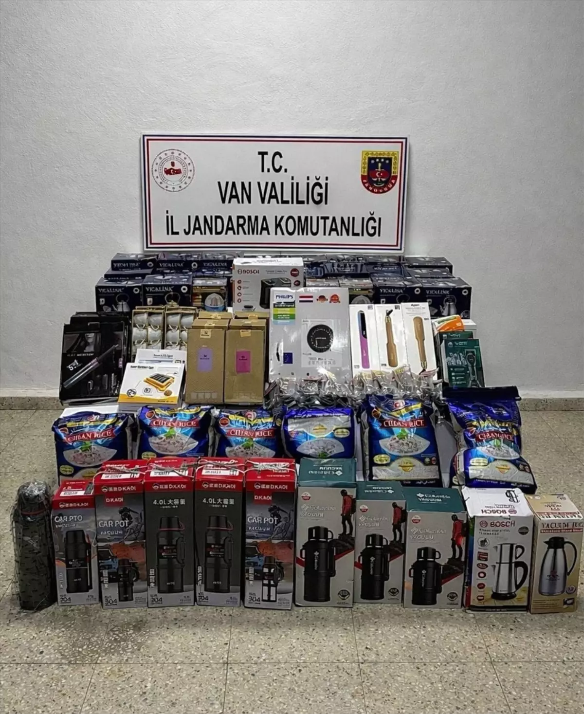 Van’da Gümrük Kaçakçılığına Büyük Darbe: 1.630 Sigara ve Çoklu Eşya Ele Geçirildi