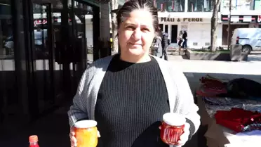 Gül Ay'ın ürettiği reçellerin paketlenmesi