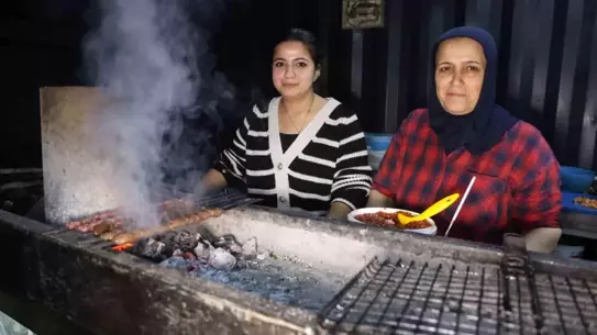 Kebap dükkanının iç mekanı ve çalışanlar