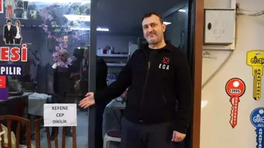 Camda asılı 'Kefene cep dikilir' sloganı