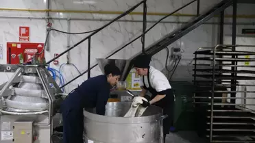 Kadın çalışanların ekmek üretim hattı