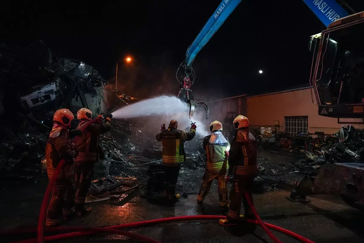 Ankara Hurdacılar Sanayi Sitesinde 100 Araç Yanarak Kıvılcım Çaktı