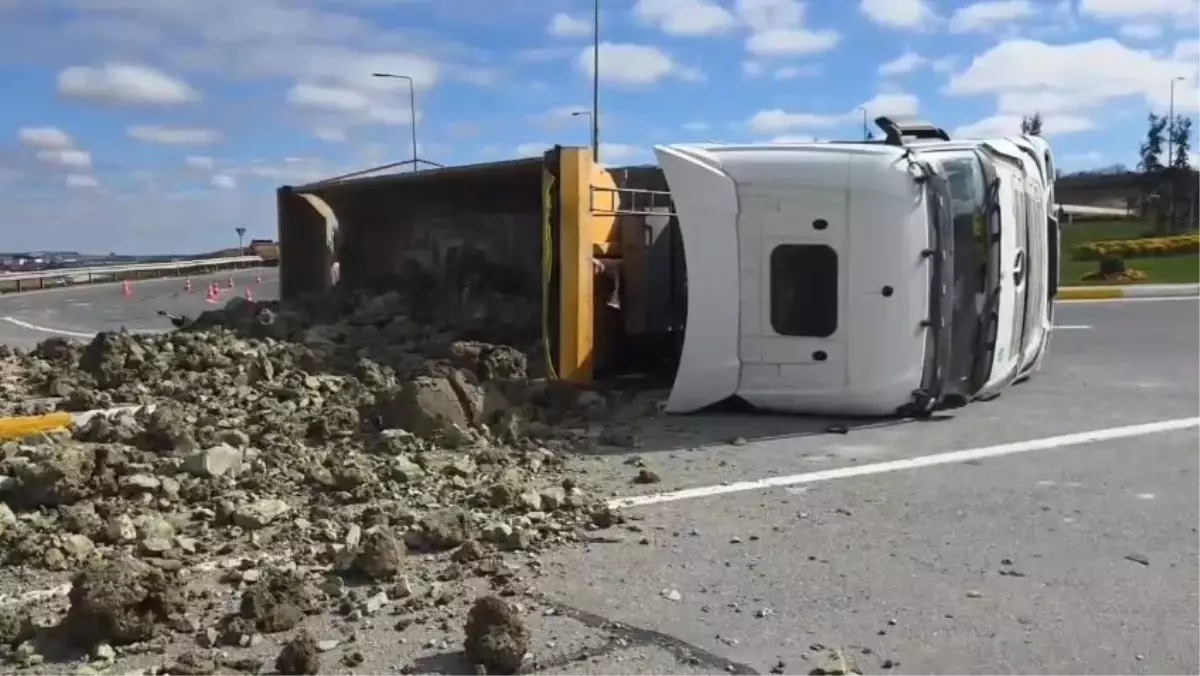Arnavutköy'de Hafriyat Kamyonu Devrildi, Sürücü Sağ Salim Kurtuldu