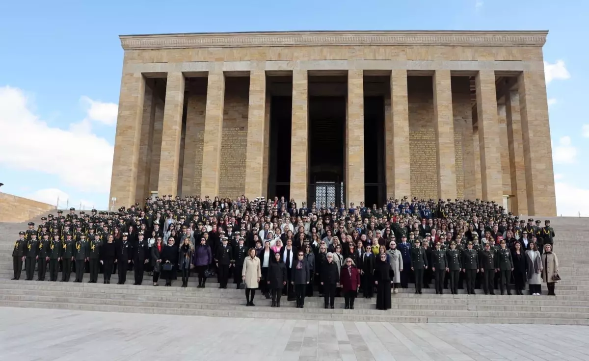 Kadın Subaylar Anıtkabir'de Birlikte: Demet Güler'in 8 Mart Ziyareti