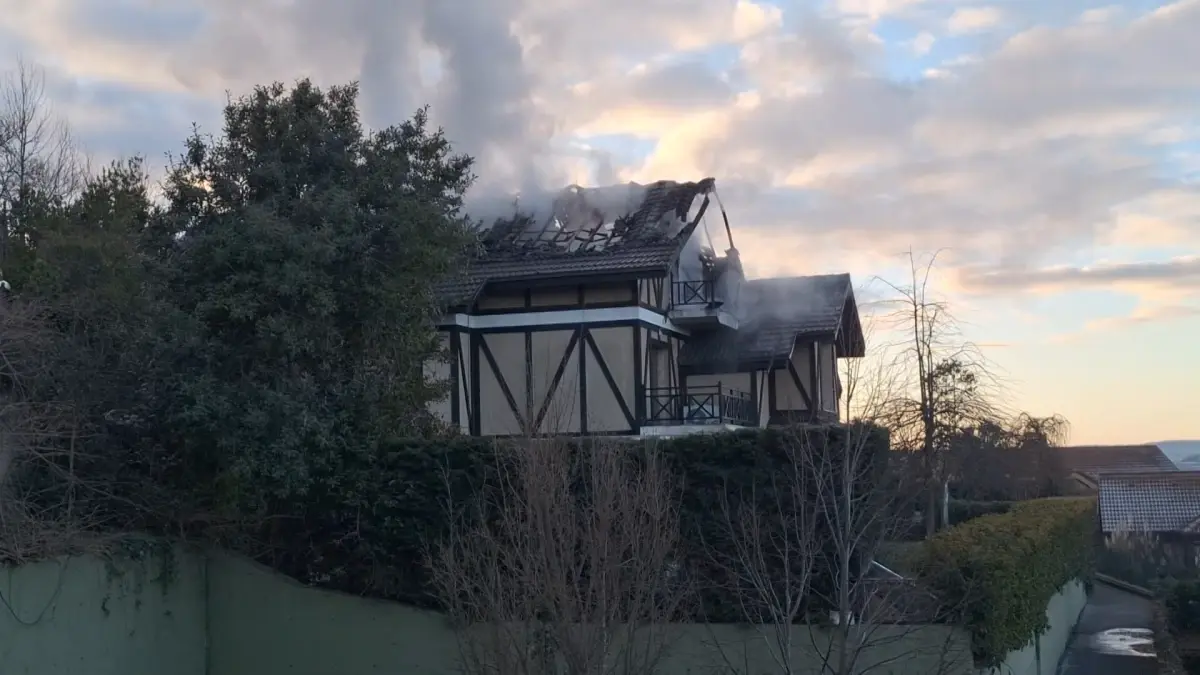 Beykoz'da 3 Katlı Villanın Çatısında Çıkan Yangın Kısa Sürede Söndürüldü