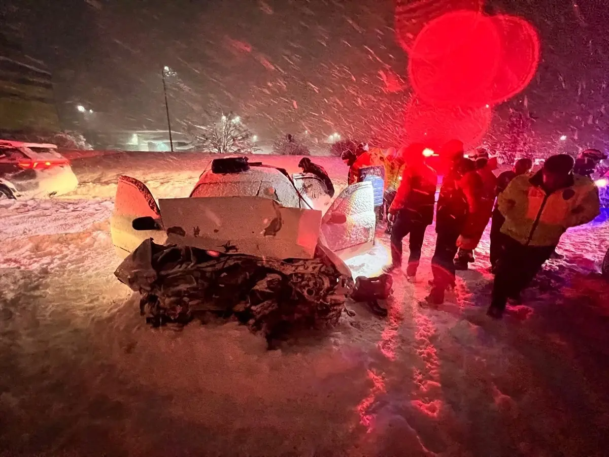 Bitlis'te Çarpışan İki Araçta 7 Kişi Yaralandı, Çocukların Durumu Kritik