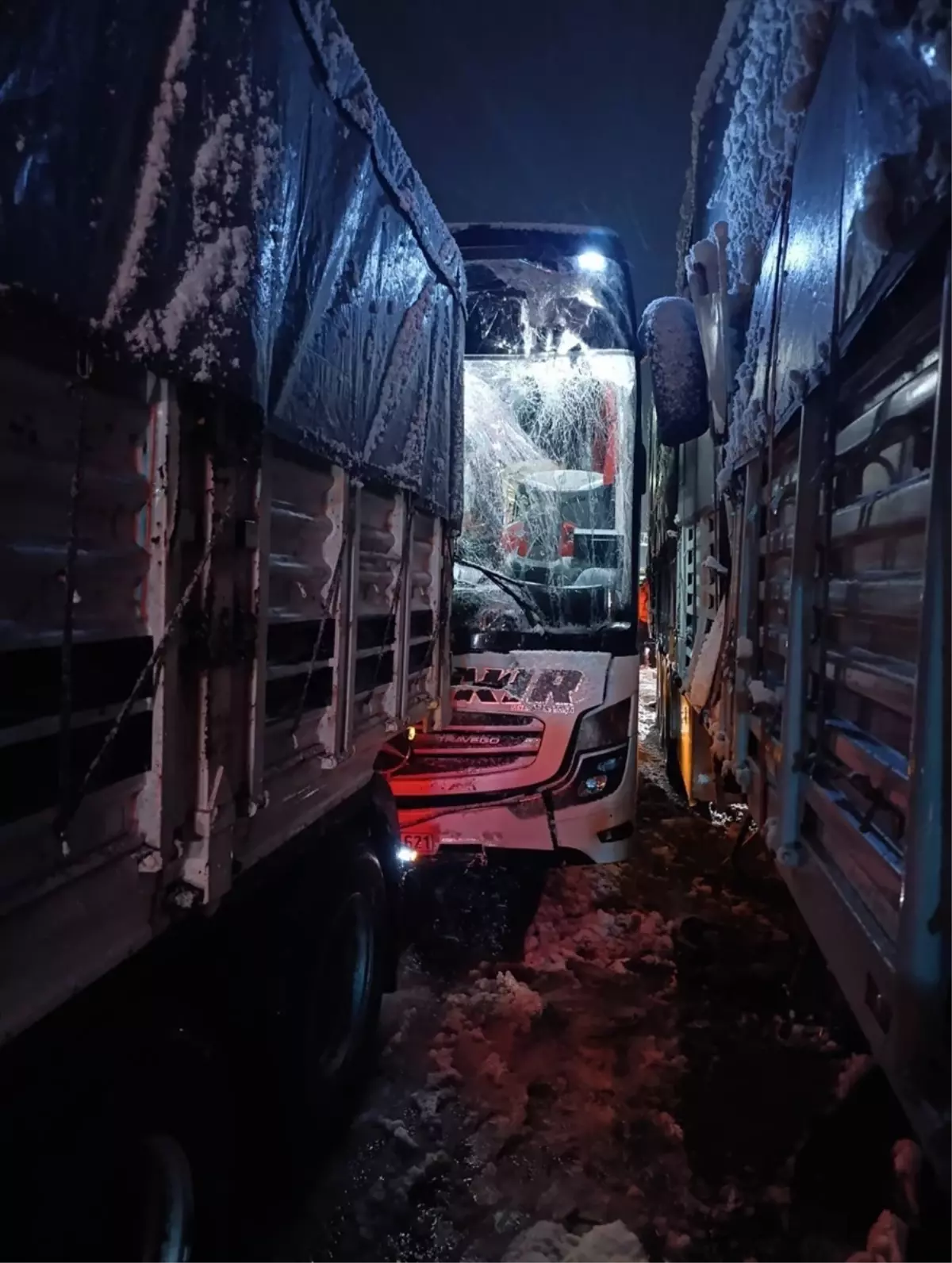 Bitlis-Baykan Yolunda Otobüs Tır Çarpması: 8 Kişi Yaralı