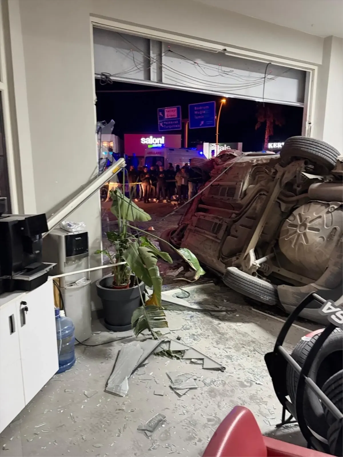 Bodrum’da Kontrolden Çıkan Araç İşyerine Çarptı, 3 Yaralı