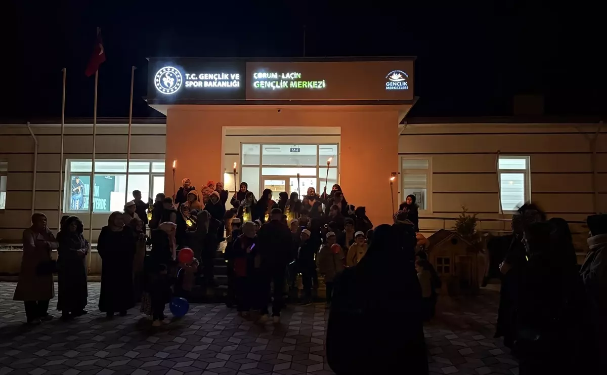 Laçin'de Çocukların Fener Alayıyla Teravih Namazına Katılımı