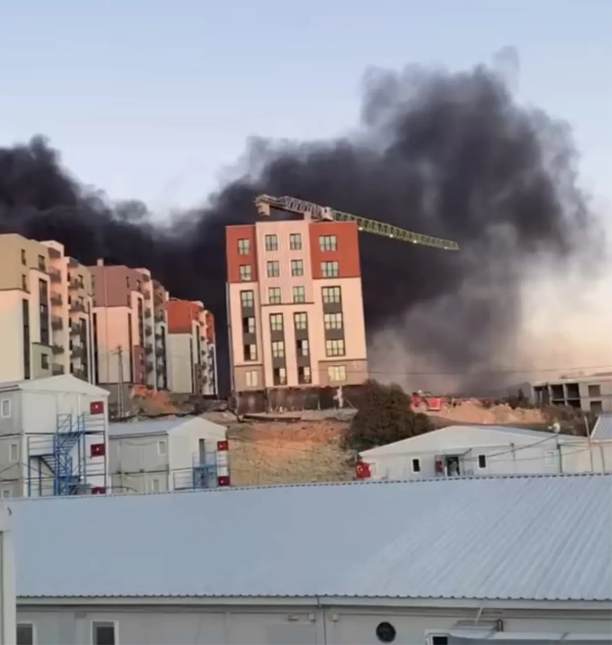 Samandağ’da İnşaat Şantiyesindeki Yangın Kontrol Altına Alındı