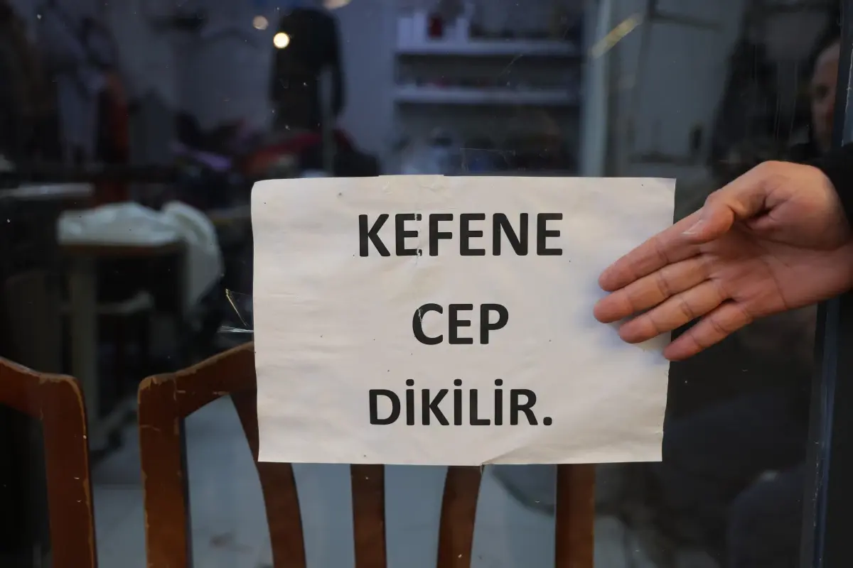 Hatay'da Terzinin Camdaki Uyarısı: “Kefene Cep Dikilir”