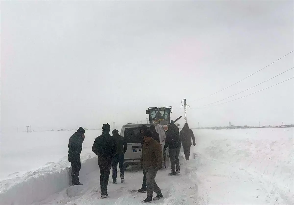 Kars’ın Digor İlçesinde Şiddetli Kar ve Tipi Sebebiyle 12 Araç Kurtarıldı