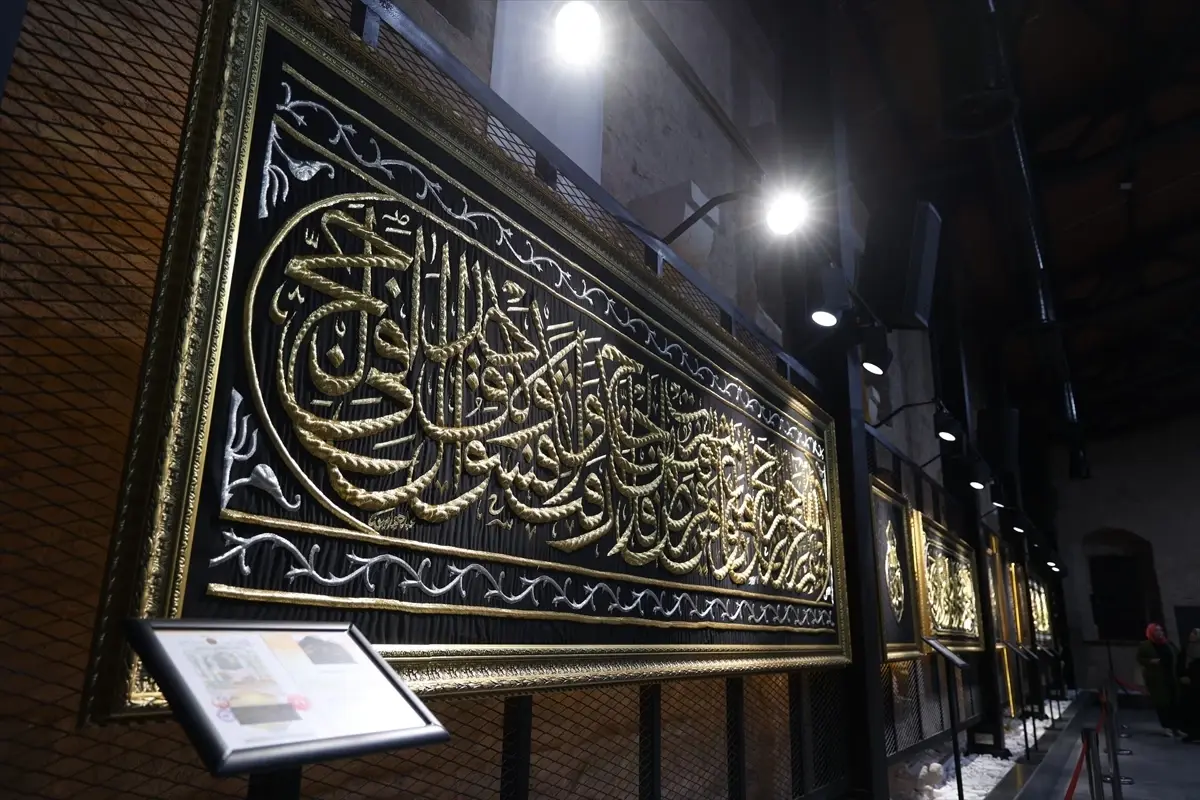 Konya’da Ramazan’da Açılan “Mukaddes Emanetler” Sergisi Ziyaretçileri Tarihle Buluşuyor