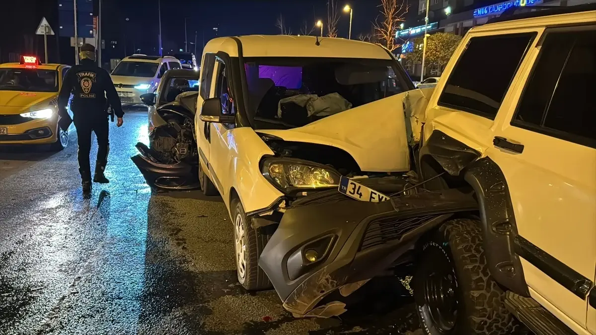 Küçükçekmece'de Zincirleme Trafik Kazası: 2 Yaralı ve 8 Araç Hasar Gördü
