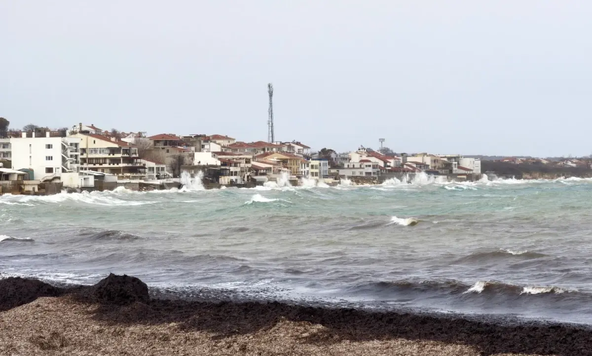 Kuzey Ege'de Şiddetli Fırtına Bekleniyor: 50-75 km/s Hızıyla Yarın Etkili Olacak