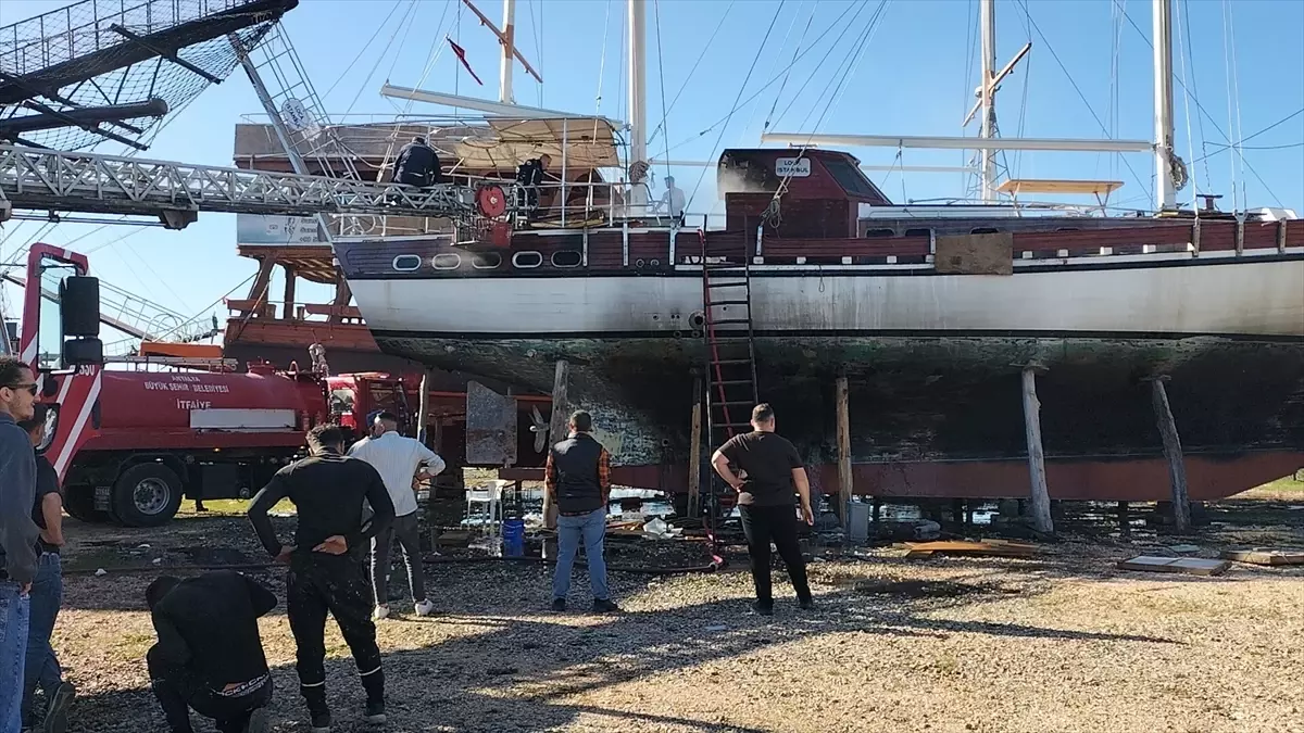 Manavgat'ta Tersanede Çıkan Yangın Büyük Gulet Teknesine Zarar Verdi