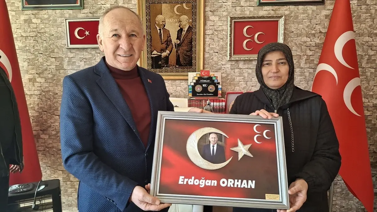 Şehit Anneden MHP İlçe Başkanına Anlamlı Türk Bayrağı Hediyesi