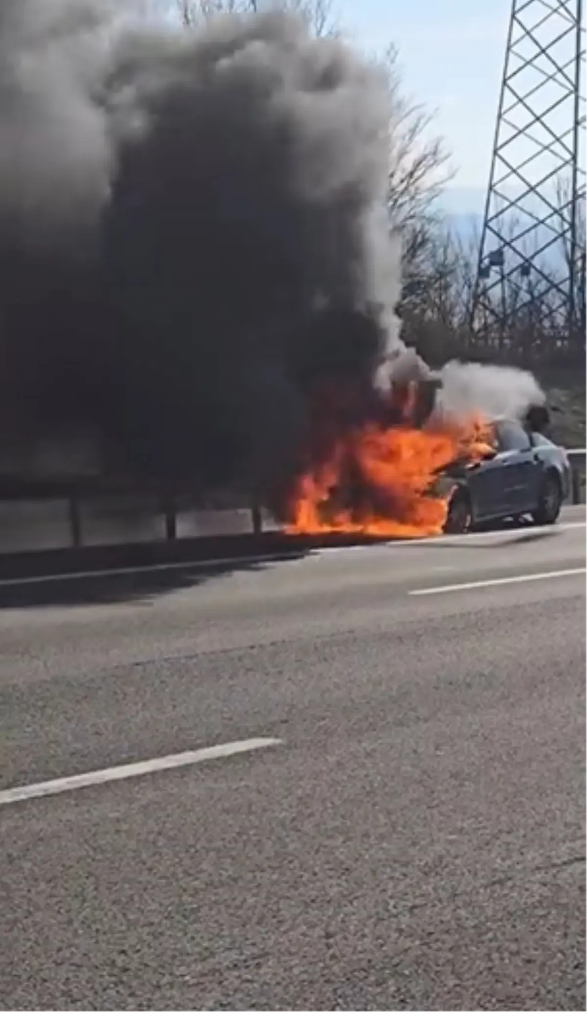 Anadolu Otoyolu'nda Araç Yangını: Motor Bölgesi Alev Aldı, Trafik Durduruldu