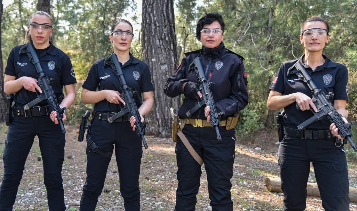 Kadın Atış Eğitmenleri Antalya Polislerine Özel Güvenlik Kursu Düzenliyor