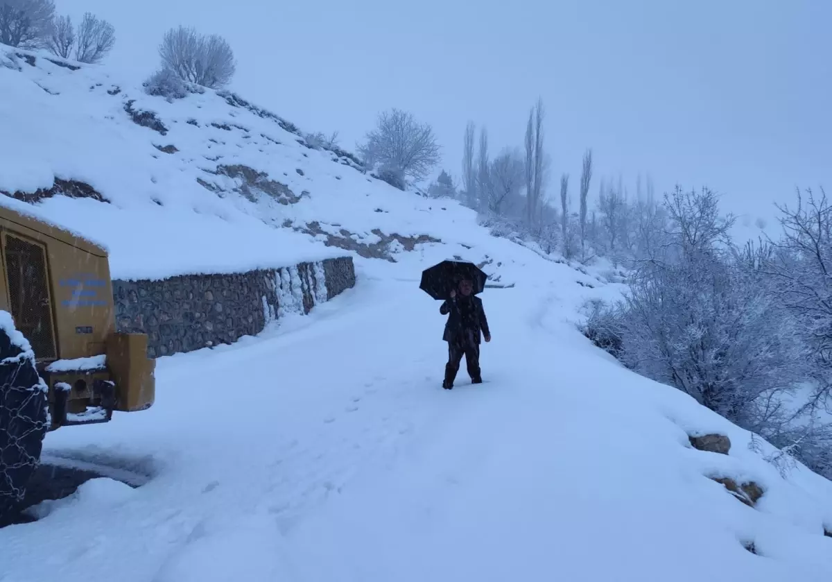 Sason’da Şiddetli Kar Yağışı 15 Köyün Yolunu Kapattı
