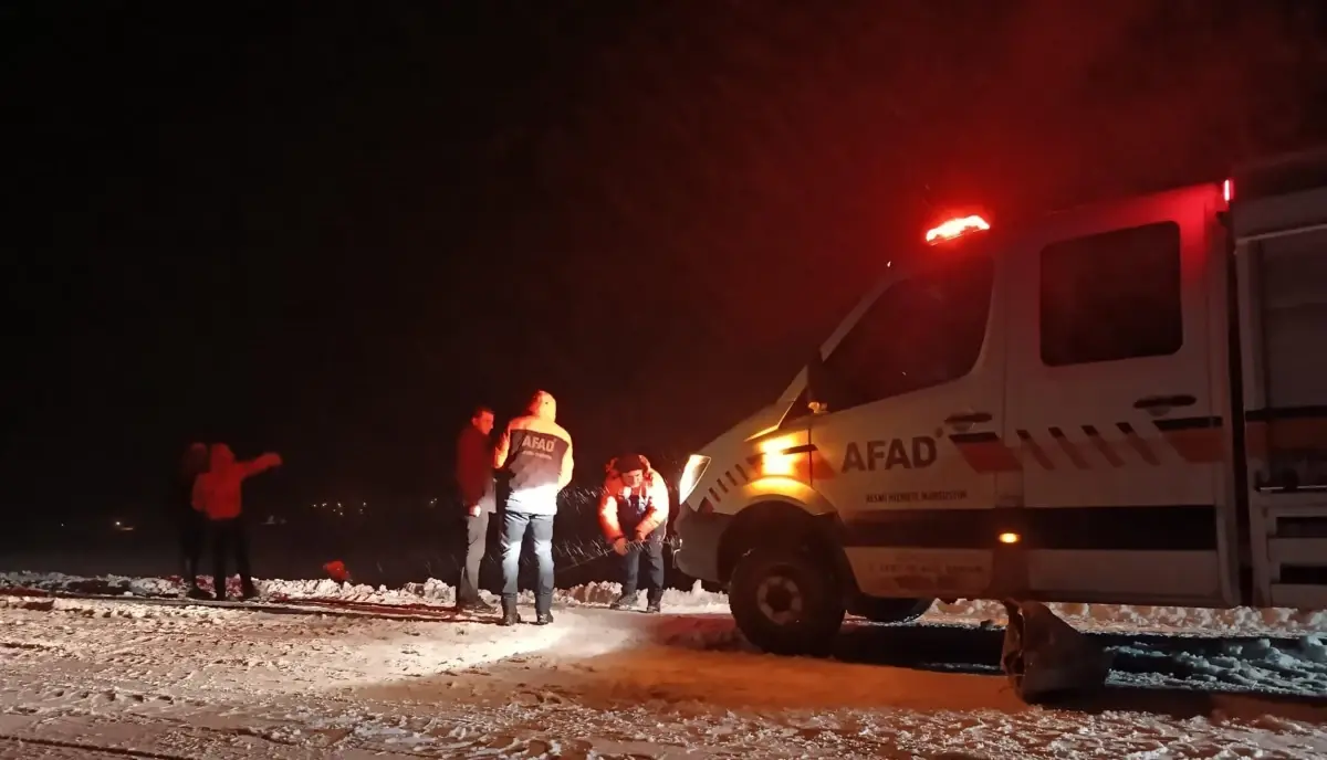 Ağrı’da Tipi Bozuk Kamyonet Şarampole Yuvarlandı: 4 Kişi Kurtarıldı