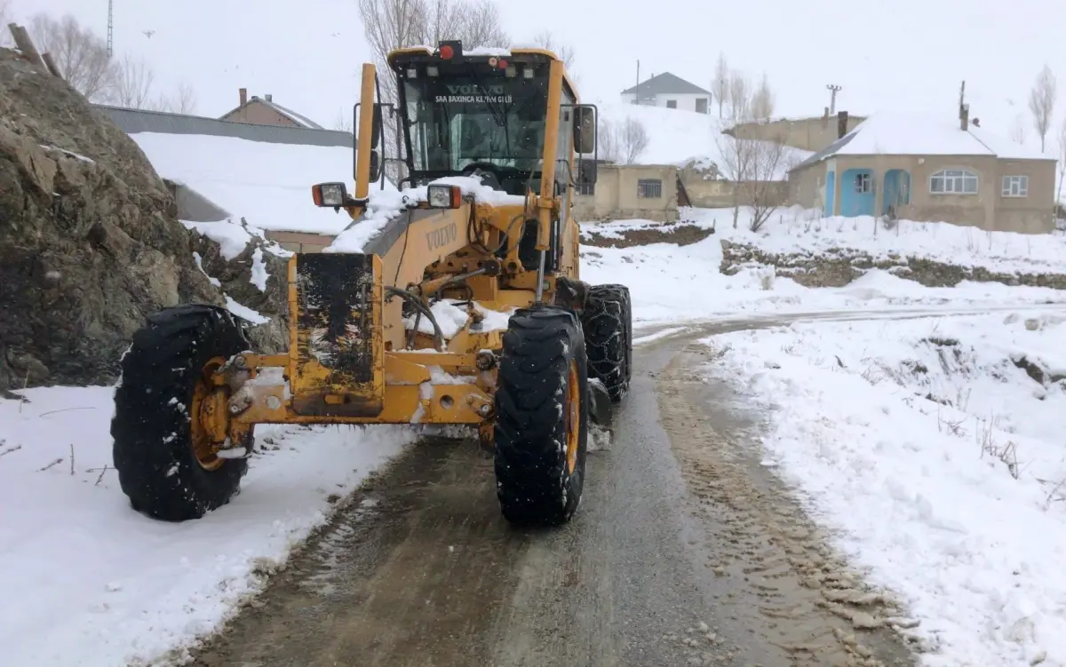 Van’da Şiddetli Kar Yağışı Ulaşımı Felçledi