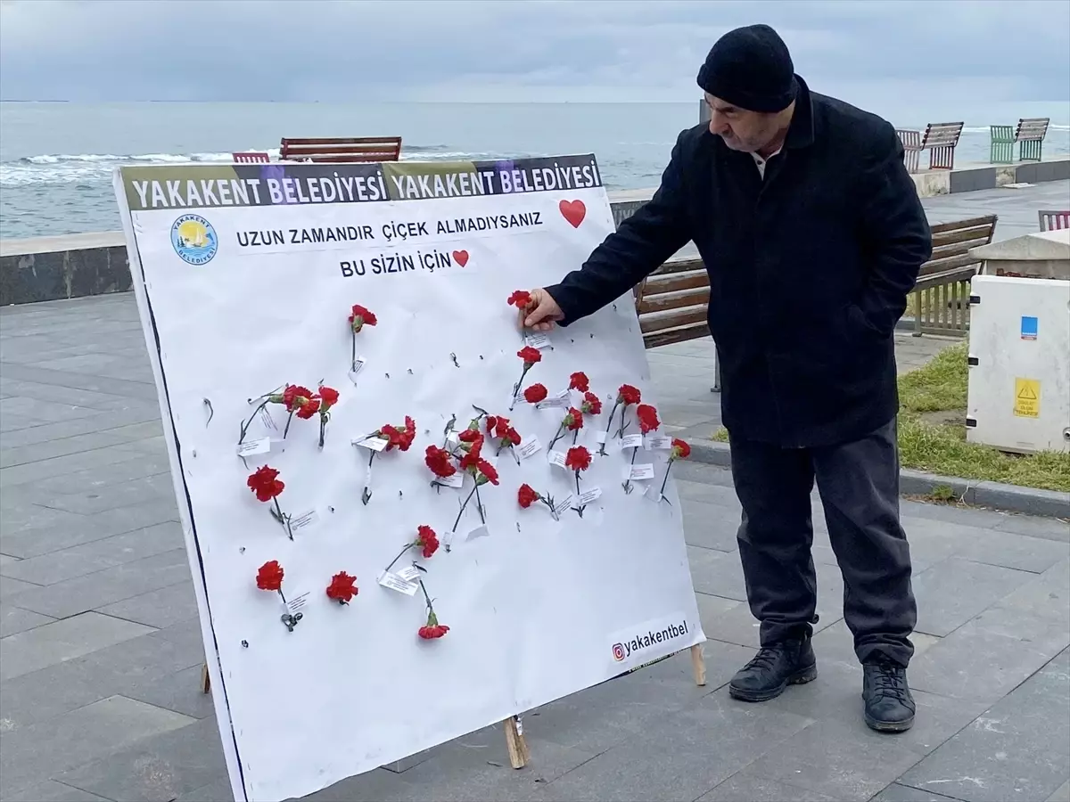 Yakakent Belediyesi Kadınlar Günü'nde Çiçek Dağıtımıyla Moral Desteği