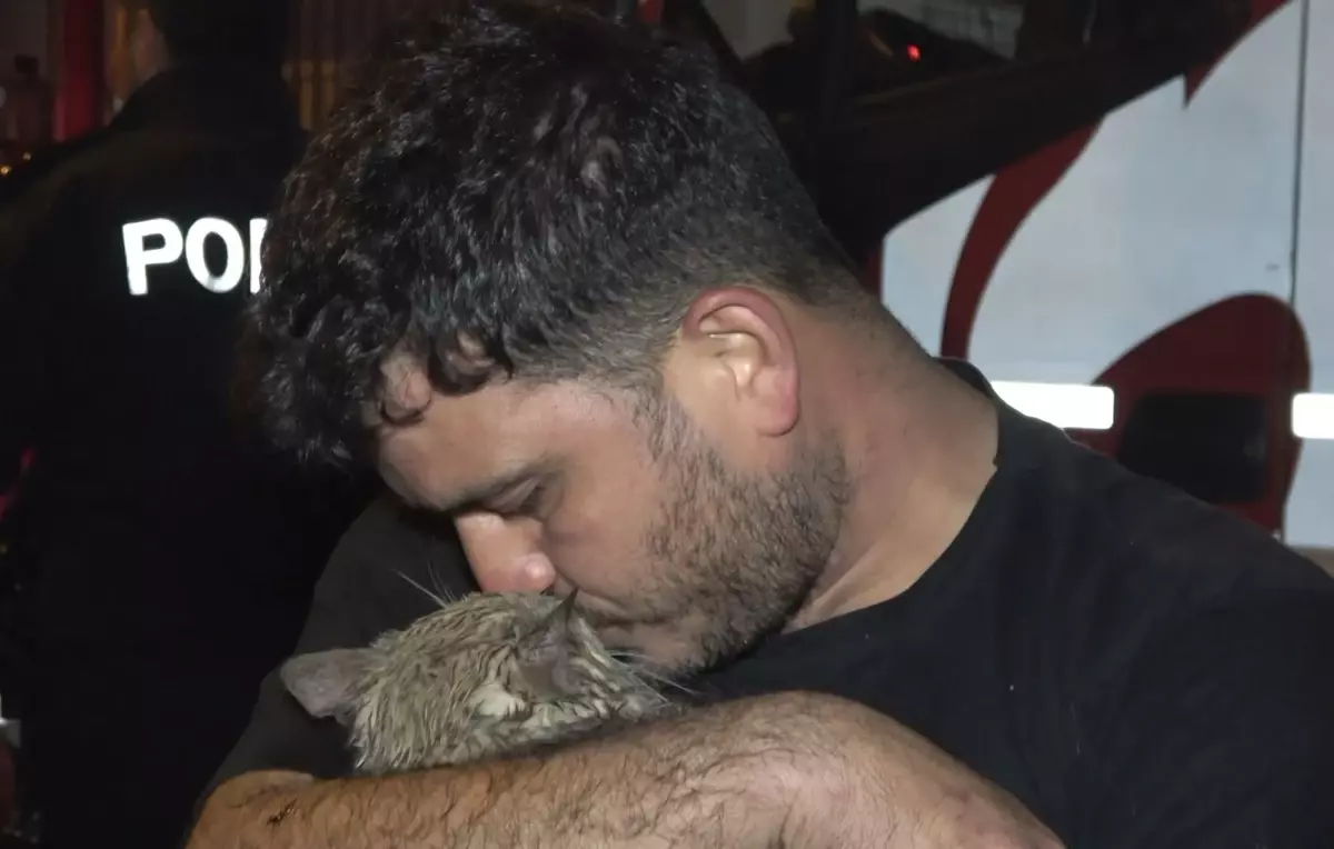 Kepez'de Çıkan Yangında 'Duman' Kedisi İtfaiye Ekibi Tarafından Kurtarıldı