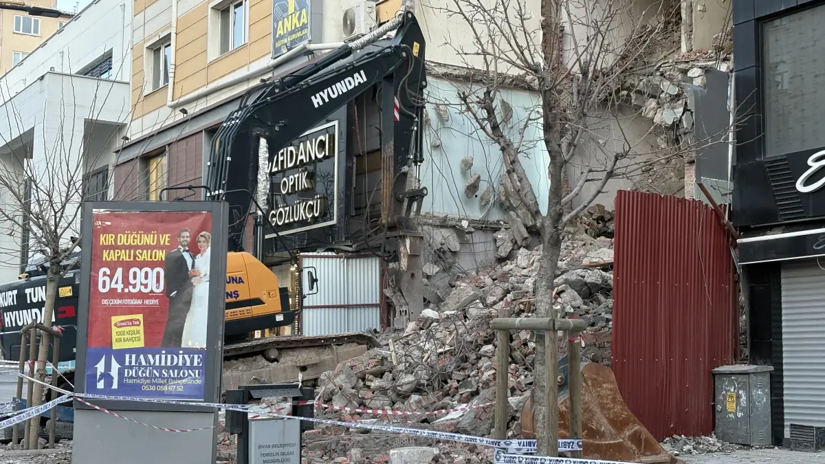 Sivas’ta Apartman Çökme Riski: 21 Daire Zorunlu Tahliye Edildi