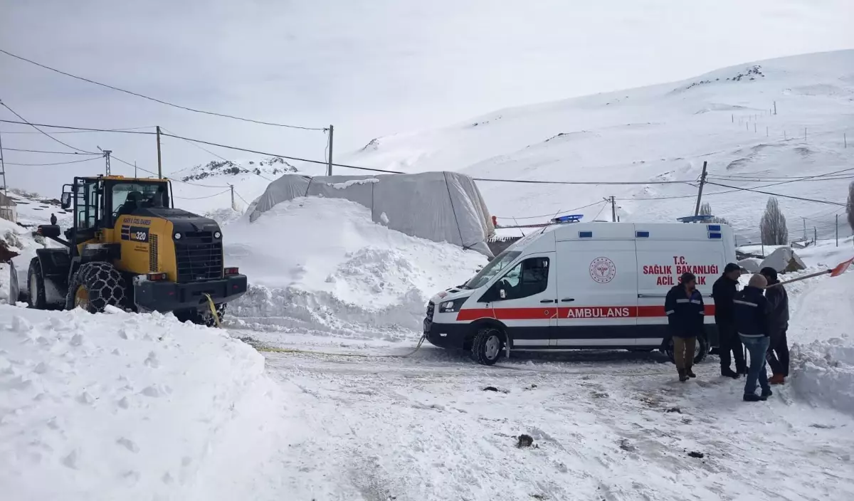 Kars’ta Yoğun Kar Yağışı, Kapalı Yolda 4 Saatlik Çabayla Hastayı Hastaneye Taşıdı