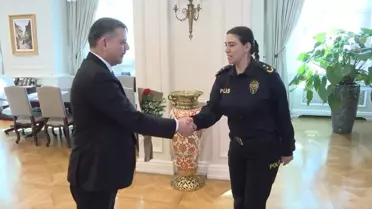 Bakan Çiftçi, kadın çalışanlarla birlikte fotoğraf çektiriyor