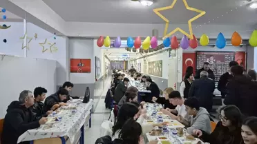 Öğrenciler ve öğretmenler iftar sofrasında