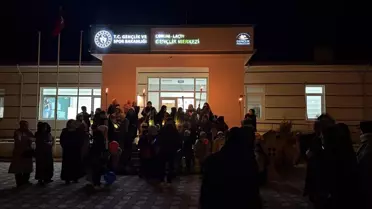 Teravih namazına yürüyen çocuklar