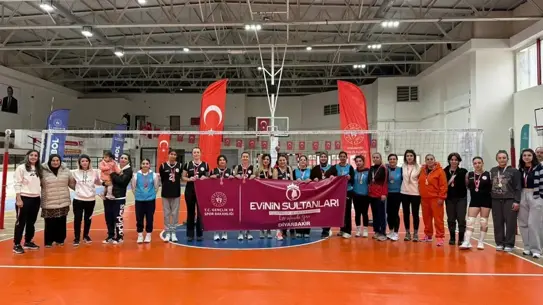Voleybol sahasında mücadele eden oyuncular