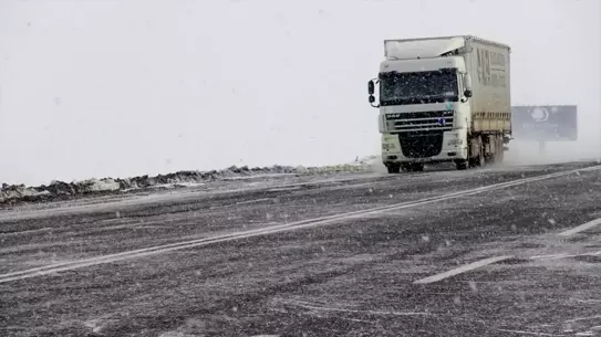 Kars’ta kar yağışı ve buzlanmış yollar