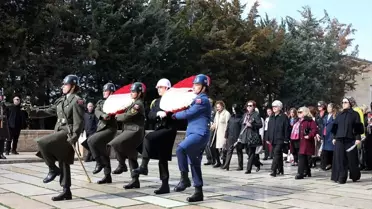 Anıtkabir'de çelenk bırakma anı