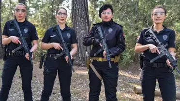 Eğitmenler atış sahasında polis memurlarıyla