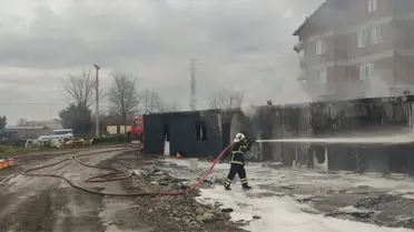 Yangın sonrası söndürülmüş şantiye deposu