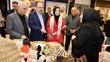 Sergide sergilenen el işi ürünlerden biri