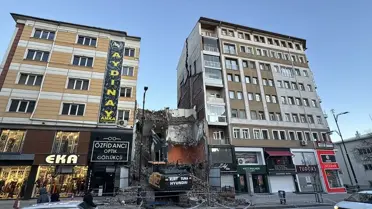 Yıkım sırasında zarar gören bina