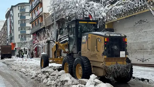 Kar temizleme ekipleri Van’da çalışıyor