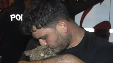 İtfaiye ekibi Duman'ı yangından çıkarıyor