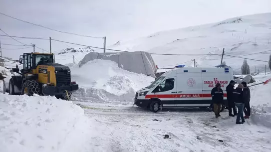 Kurtarma çalışanları kar içinde