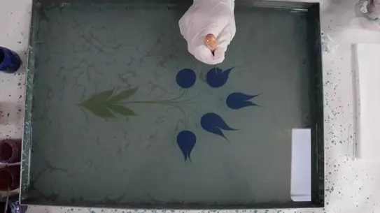 Atölye sırasında Meral Oruç ve genç sanatçılar