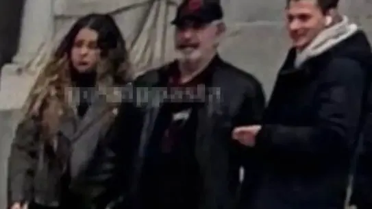 Cem Yılmaz Madrid Havalimanı'nda Yeni Sevgilisiyle Görüldü: Detaylar ve Sosyal Medya Yankısı