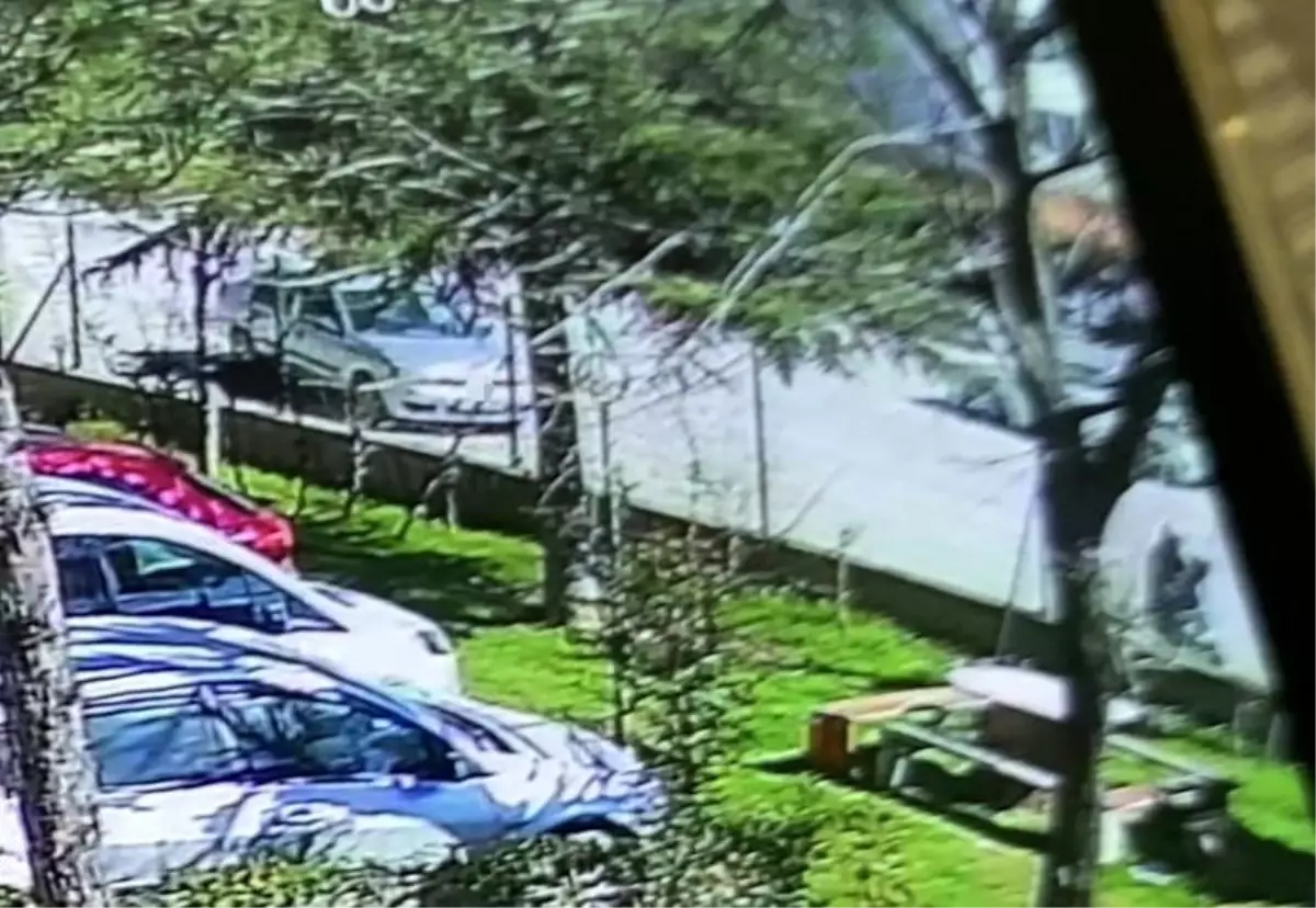 İnegöl'de El Freni Unutulan Araç Yaya Geçidine Çarparak 1 Ölü ve 2 Yaralıya Neden Oldu