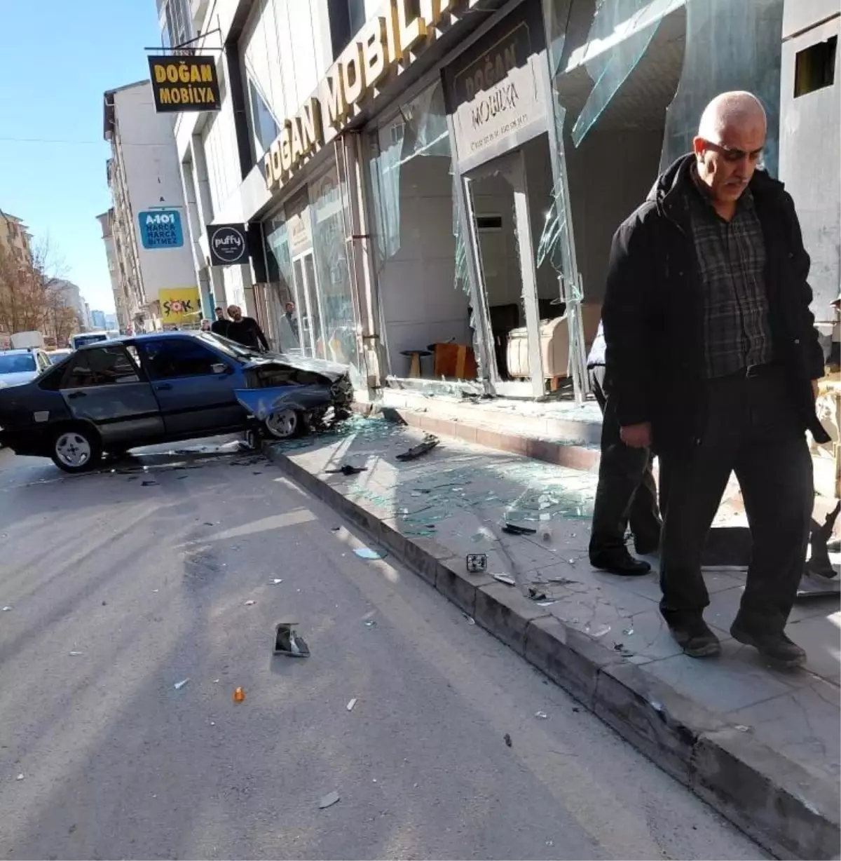 Elazığ’da Sürüş Kontrolünü Kaybeden Araç Mobilya Mağazasına Çarptı