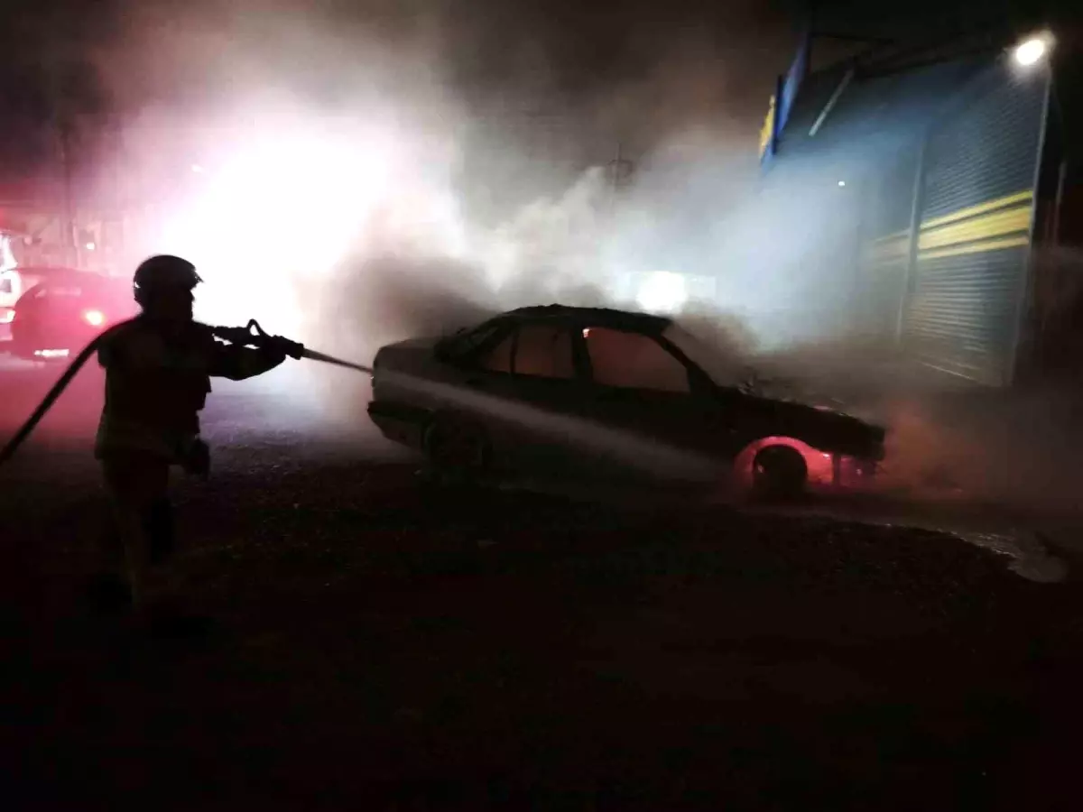 Antakya’da Park Halindeki TOFAŞ Araçta Şiddetli Yangın