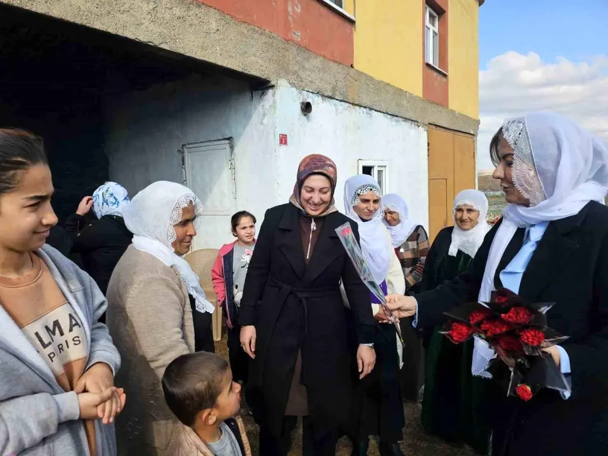 Çınar’da AK Parti’den Kadınlar Günü Karanfil Dağıtımı